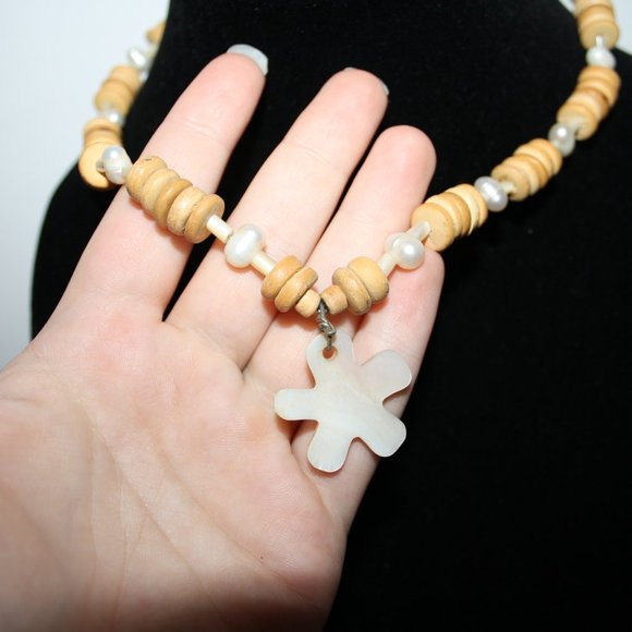 Wood pearl and MOP statement necklace 18" - Picture 4 of 4